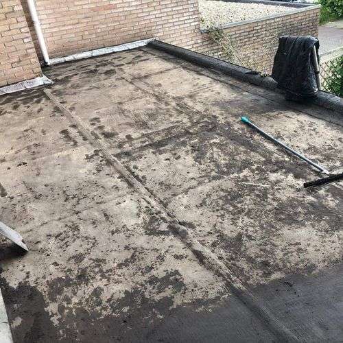 Schoonmaken van een plat dak in Schoonhoven